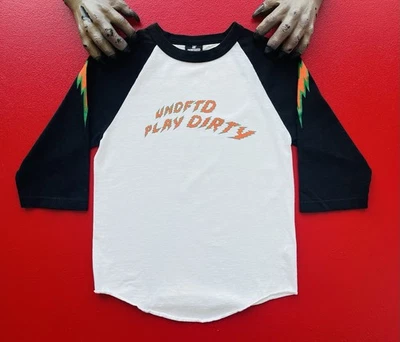 Camiseta de béisbol Undefeated “play dirty” Lightning Bolt blanca negra talla pequeña Foto 1 de 4