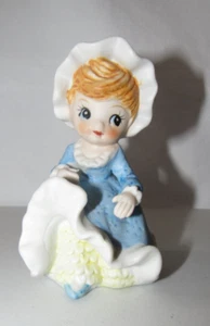 CUTE RED HEAD GIRL WITH BONNET IN BLUE RUFFLE DRESS CERAMIC FIGURINE 4.5" H - Imagen 1 de 6