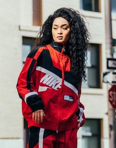 *NUEVO SIN ETIQUETAS* Chaqueta tejida de gran tamaño Nike Sportswear [NEGRO/ROJO/BLANCO] para mujer XS EE. UU. - Imagen 1 de 3