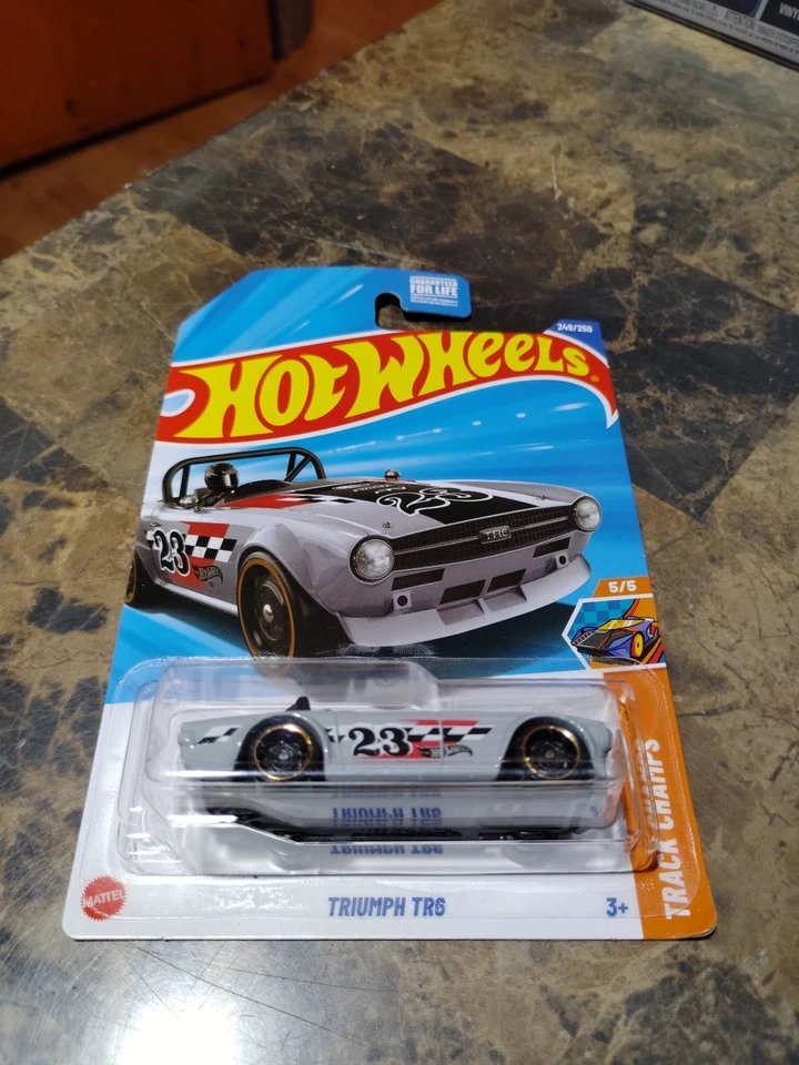 Hot Wheels 2025 Treasure Hunt Triump Tr6 Track Champs Foto 1 de 3