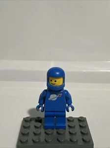 Lego Blue Spaceman Minifigure Classic Space Vintage 6940 6805 6808 6702 - Picture 1 of 3