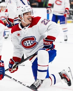 Foto de hockey Cole Caufield sacando lengua Montreal Canadiens 8x10 NHL - Imagen 1 de 1