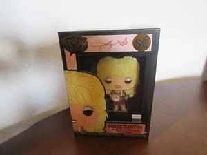Dolly Parton Emaille Pin XXL Funko Pop mit Ständer enamel badge country music - Bild 1 von 3