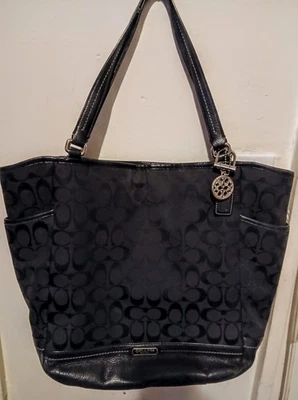 Bolso Coach XLarge Carrie F23295 COMO NUEVO Negro Lona Firma C Logo con Dije Añadido Foto 1 de 4