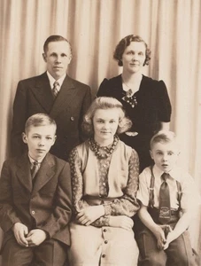 Retrato familiar de la década de 1940 madre padre hija hijos estudio formal - Imagen 1 de 3