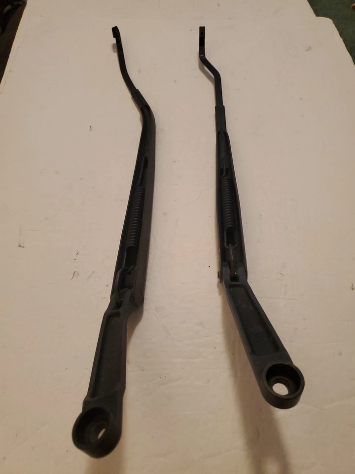 2000 2005 HYUNDAI ACCENT LEFT & RIGHT WINDSHIELD WIPER ARMS OEM  - Image 1 of 4
