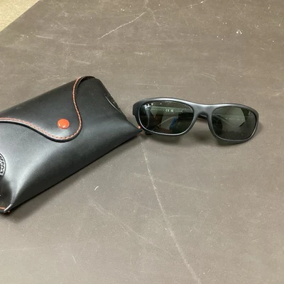 Ray Ban RB4033 601 FLACHE SCHWARZE POLARISIERTE PREDATOR-SONNENBRILLE MIT ETUI - Bild 1 von 4