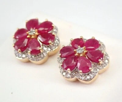 Aretes con flor de rubí rojo simulado corte pera de 2,00 quilates enchapados en oro amarillo de 14 quilates Foto 1 de 4