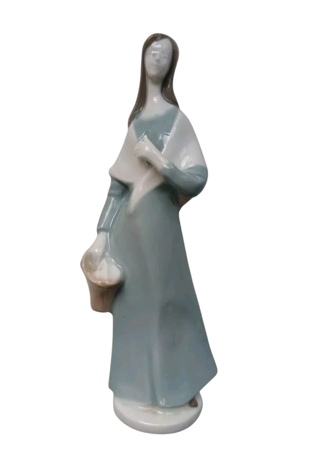 *HH* Bellissima Statuina Statua Porcellana Donna Ragazza Rdt Lladro Nao Statue  - Immagine 1 di 4