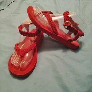Sandali donna Teva originali rosso scuro scamosciati intrecciati nuovi con scatola taglia 7 1008676 - Foto 1 di 8