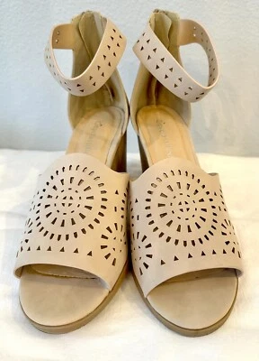 Ex. Cond! City Classified Women's Open Toe Wedge Sandal Size 8 Back Zip Tan - Image 1 of 4