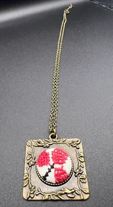 Mujeres Collar de Metal Colgante Cuadrado Bordado a Mano Punto de Cruz Moda Joyería - Imagen 1 de 9