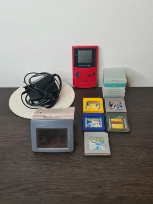 Gameboy Color Bundle - Red Berry / Pink + 5 Spiele + Licht/Lupe + AC-DC Adapter - Bild 1 von 4