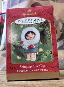 Hallmark Andenken Ornament 2000 Bringing Her Geschenk Neu in Box Handarbeit #15278 - Bild 1 von 4