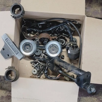 86-06 Kawasaki Vulcan VN750 pernos diversos accesorios piezas bocina admisión cubierta etc lote Foto 1 de 4