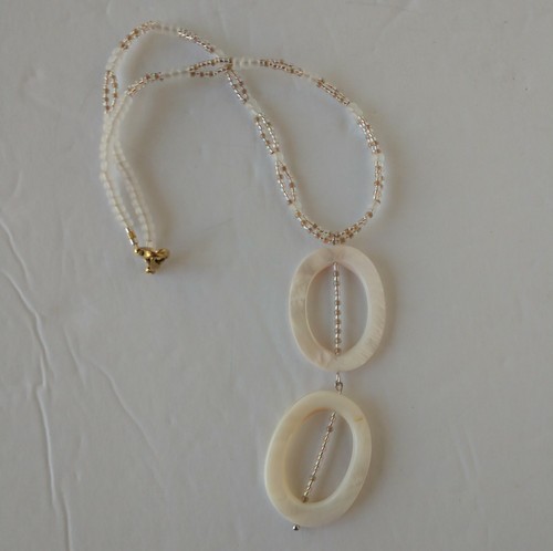 OFF WHITE Collana dichiarazione conchiglia tinta bianco sporco collana con conchiglie e perle di semi