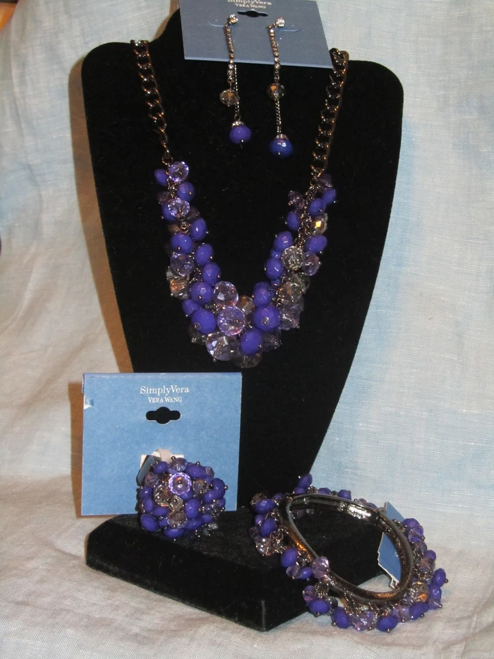 SIMPLY VERA WANG NUEVO CON ETIQUETAS $108 Mujer Collar Anillo Pendientes Pulsera Conjunto Púrpura  Foto 1 de 1