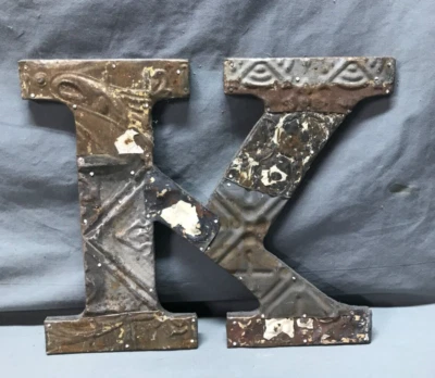 Techo de hojalata decorativo salvamento 12" retazos metal de colección letra K antiguo 300-25B Foto 1 de 4