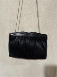 Pochette vintage in pelle nera plissettata con catena a tracolla oro - Foto 1 di 12
