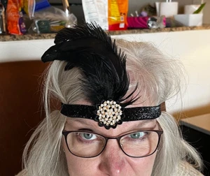 Cerchietto nero elasticizzato glitter con 3 piume nere 6" tono oro finta perla spilla - Foto 1 di 6