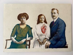 Familia en medios mixtos por la artista externa Christabel Christo - Imagen 1 de 1