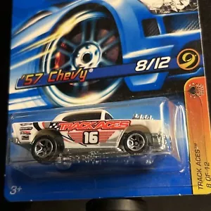 Hot Wheels '57 Chevy mit freiliegendem Motor weiß 2006 #118 Spur Asse #8 5SP Neu - Bild 1 von 4