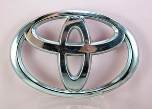 Toyota Grill Emblem 75311-07020 One Clip Damaged - Imagen 1 de 8