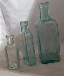 3 Vintage Aqua Blau Grün Antik Glas Prägung Flaschen M. Niver R. W. Cole M&N - Bild 1 von 9
