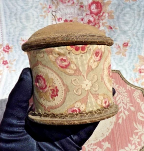 ANCIENNE BOITE PIQUE AIGUILLES recouverte de tissu fleuri vers 1920 - Picture 1 of 9