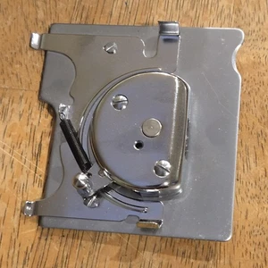 Accesorio de orificio de botón para máquina de coser Kenmore / placa de accionamiento - Imagen 1 de 2
