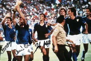 Foto Autografata Alessandro Altobelli, Cabrini e Bergomi Signed Mondiali 1982 - Foto 1 di 2