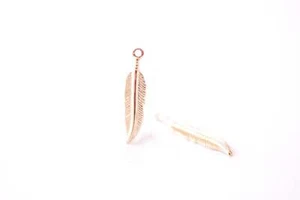 Charm Piuma Ingrosso | Placcato Oro 16k su Ottone | Ciondolo Foglia Delicata Arpa - Foto 1 di 4