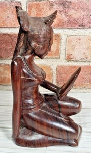 Preciosa estatua de mujer tallada balinesa vintage 1992 sentada madera de tigre oscuro - Imagen 1 de 11