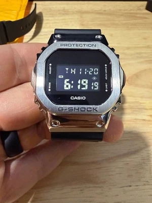 Casio GM-5600-1 Hombre G-Shock Digital Acero Inoxidable Bisel Metal Foto 1 de 4