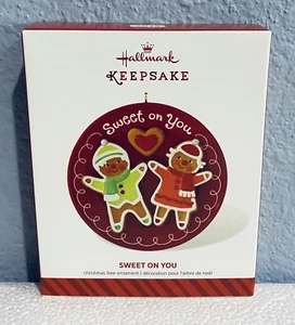 Hallmark Keepsake Ornament Sweet On You 2014 NUOVO - Foto 1 di 3