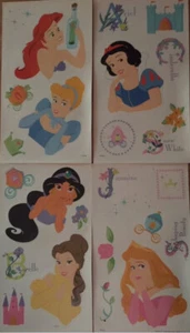 Adesivi murali Disney PRINCIPESSE con nomi 26 decalcomanie Ariel Cenerentola Biancaneve + - Foto 1 di 6