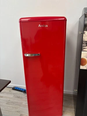 Amica KSR 364 150 R Kühlschrank im Retro Design, 144 cm Höhe, Chili Red - Bild 1 von 3
