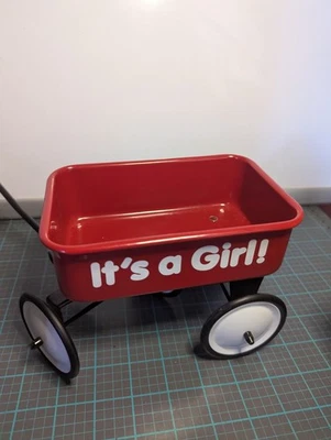 Teleflora Vagão Vermelho de Metal "It's a Girl" - Cesta de Presente para Chá de Bebê Recém-nascido - Imagem 1 de 4