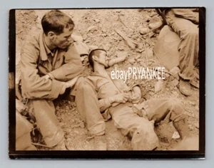 WW2 Type-1 Marine Corps IWO JIMA Photo / CAPTURED Japanese WOUNDED POW PRISONER - Picture 1 of 2