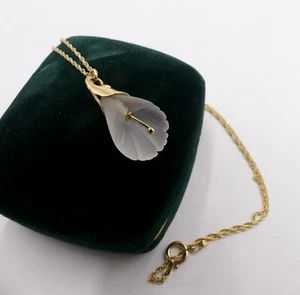 Vintage 14k gold chain & carved natural frosted rock crystal lily flower pendant - Picture 1 of 11