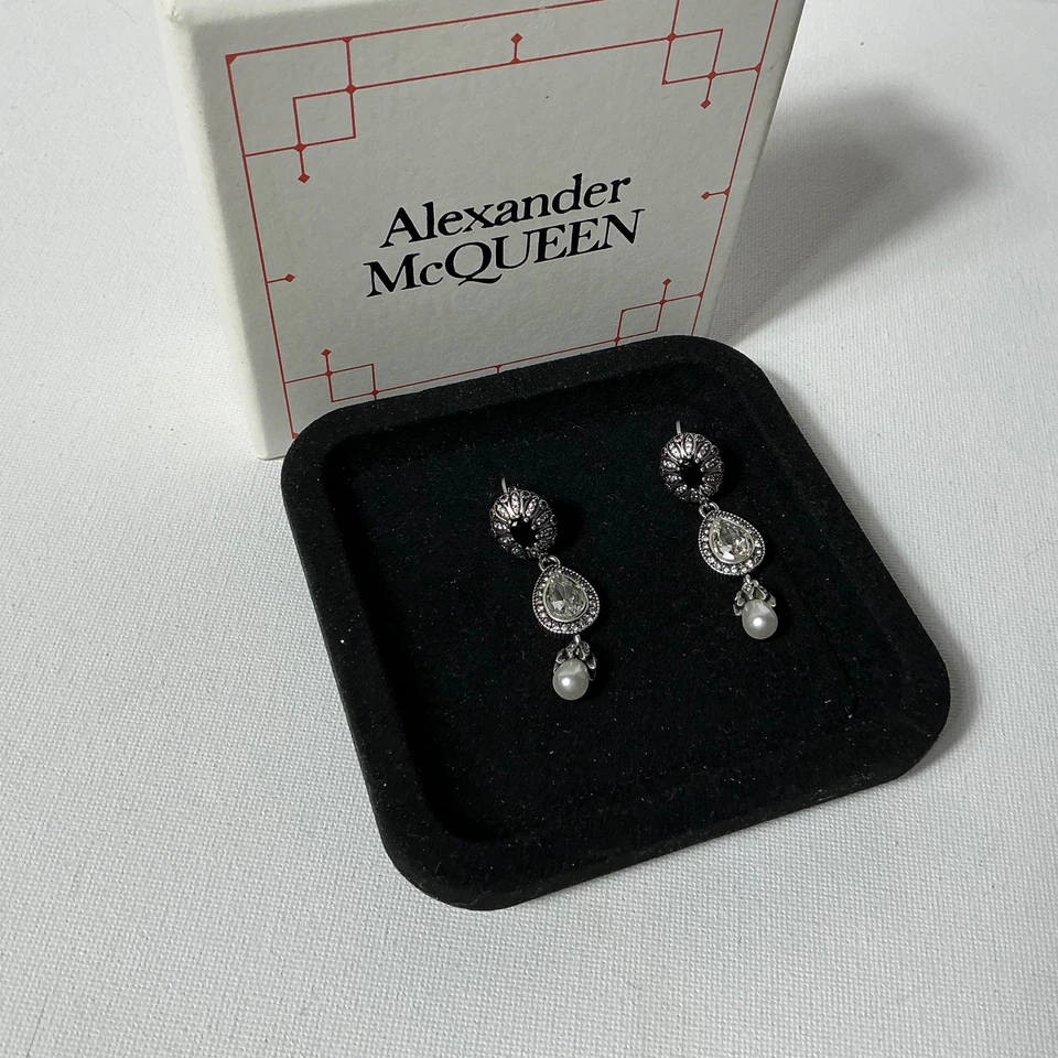 Pendientes calavera de plata Alexander Mcqueen Foto 1 de 3