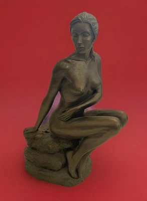 Estatuilla mujer desnuda resina bronce fundido en frío estatua sentada escultura “Frith” Foto 1 de 4