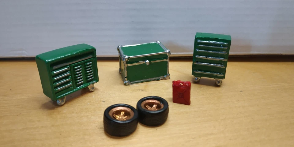 1/43 SET CASSETTE ATTREZZI E RUOTE, DIORAMA RESINA  - Immagine 1 di 1