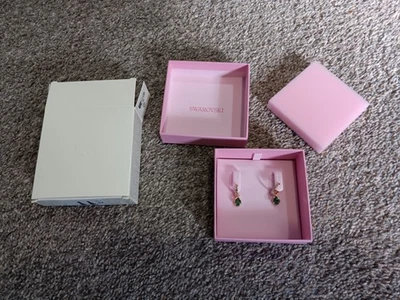 Pendientes colgantes Swarovski croma corte pera, verde, chapado en tono dorado 5662922 Foto 1 de 4