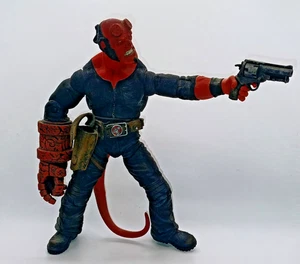 Figura de acción Mezco HELLBOY Stealth traje negro 7" variante rara - Imagen 1 de 2