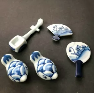 Lotto 5 Bacchette Vintage Poggia Hashioki Ceramica Giapponese Blu Bianco Ventaglio Uccellino - Foto 1 di 12