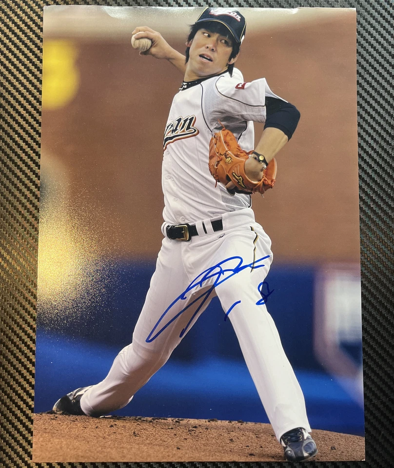 Foto auténtica de 8x10 firmada a mano por Kenta Maeda con certificado de autenticidad JSA *LIGERO PLIEGUE EN LA PARTE SUPERIOR* Foto 1 de 1