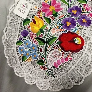Runner da Tavolo Pizzo Floreale Kalocsa Ungheria Cotone Fiori Colorati 46” X 12” - Foto 1 di 7