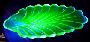Vintage Art Deco David Bagley Green Uranium Glass Leaf Shaped Dish Bowl - Picture 1 of 6