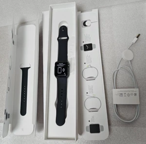 Apple Watch Series 3 GPS 38mm Gris Sidéral - Bracelet Sport Noir - Photo 1 sur 5